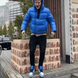 😨 431ef8c7 mężczyzna, kurtka, miasto, książki whatsapp sticker