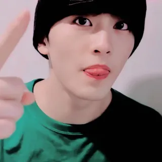 🍉 dd67adf3 人, 男, ビーニー, 舌, 自撮り, ジェスチャー telegram sticker