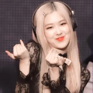 🐰 07cbb593 Rose kpop, rose, blackpink, 歌手, ヘッドホン, ブロンドヘア, 女性 telegram sticker