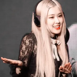 🐰 7a0ef8ac 女性, ブロンドヘア, ヘッドホン, バラ, Blackpink, K-POP, 歌手 telegram sticker