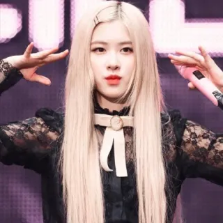 🐰 e9c3acfb 女性, ポートレート, ブロンドヘア, バラ, 歌手, KPOP telegram sticker