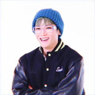 😁 5179467b Sup osoba, mężczyzna, czapka, okulary, kurtka, uśmiechnięty telegram sticker