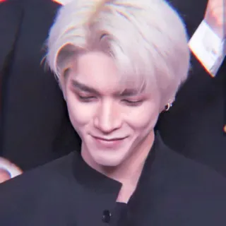 ☺️ bfcdaa27 osoba, mężczyzna, portret, białe włosy, uśmiechnięty, kpop, aktor, celebryta telegram sticker