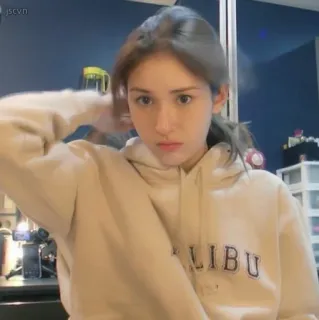 ✨ 9fe245b3 LIBU 女人, 人, 服装, 连帽衫, 休闲 telegram sticker