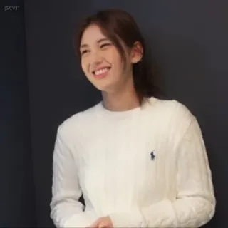 ✨ b6303f17 女人, 肖像, 微笑, 白色毛衣, 拉夫劳伦, 时尚, 快乐 telegram sticker