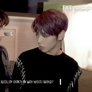 🎐 7a4a4ac3 입으니깐 어깨가 꽤 넓어 보이지 않아요? whatsapp sticker