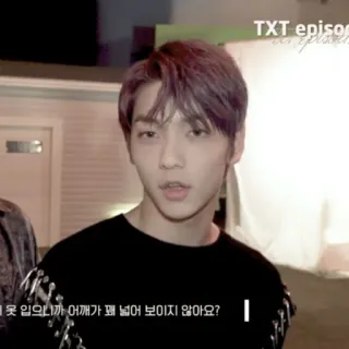 🎐 f7754210 못 입으니까 어깨가 꽤 넓어 보이지 않아요? whatsapp sticker