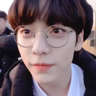 🦈 0486b798 person, mann, brille, porträt, koreanisch, kpop telegram sticker