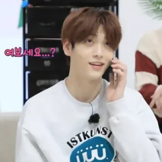 🦈 63a3bc0e 여보세요...? kpop, Mann, Anruf, Innenbereich telegram sticker