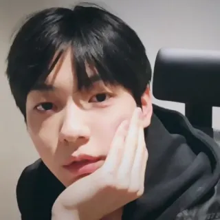 🦈 c2bd6bdc Person, Gesicht, Porträt, Mann, Innenraum telegram sticker