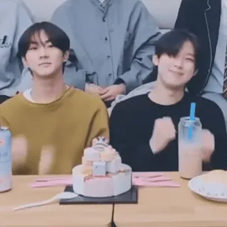 🙂 48178759 bánh, lễ kỷ niệm, đồ uống, người, bàn whatsapp sticker