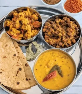 🍚 83fdd2b1 индийская кухня, еда, вегетарианское, тхали, роти, цветная капуста, нут, дал telegram sticker