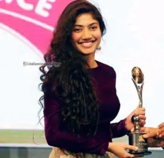 🥰 8e1a8ca4 ผู้หญิง, รางวัล, ยิ้ม, ผมหยิก, ภาพเหมือน telegram sticker