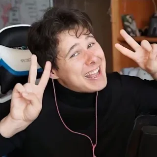 🌟 33c3fedc человек, улыбка, мир, пальцы, молодой telegram sticker