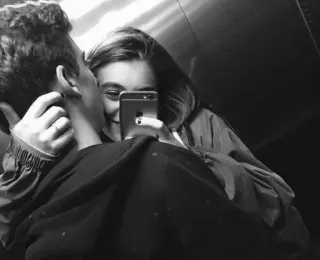 🤔 b56dafa1 пара, любовь, селфи, отношения, друзья, счастливый, черно-белый telegram sticker