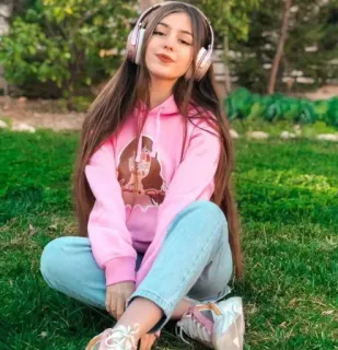 🎧 25090ae1 девушка, наушники, толстовка, кэжуал, сидящая, трава whatsapp sticker