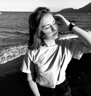 😌 2b0ba8d4 женщина, пляж, море, океан, портрет, черно-белый whatsapp sticker