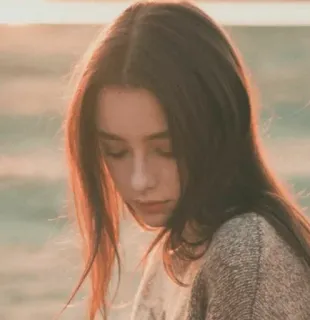 🌙 5fb85448 портрет, женщина, девушка, брюнетка, меланхолия, задумчивая whatsapp sticker