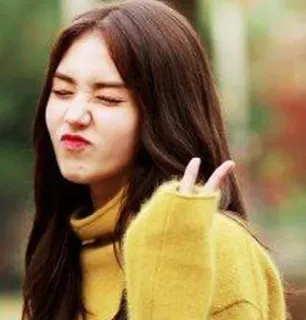 🍧 61c7849f женщина, человек, желтый свитер, знак мира, корейский whatsapp sticker