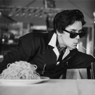 🍁 2912d1c8 hombre, gafas de sol, espagueti, comida, blanco y negro telegram sticker