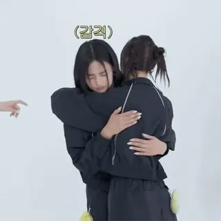 🌨 cc744763  (감격) объятия, друзья, корейский, нежность, люди whatsapp sticker