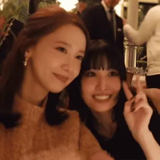 🍘 2559ac7f phụ nữ, selfie, tình bạn, mỉm cười, tạo dáng, chân dung telegram sticker