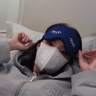 🍘 ca62a82d phụ nữ, mặt nạ, mặt nạ ngủ, áo hoodie, trong nhà, giường, thư giãn telegram sticker