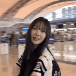 🐭 5bbdfa93 женщина, аэропорт, в помещении, люди telegram sticker