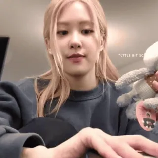 🍵 882ce6f7 LITTLE BIT SC женщина, девушка, розовый, блондинка, лицо, kpop telegram sticker