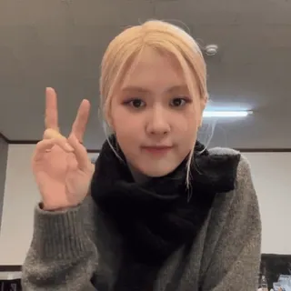 🍧 28795d42 mujer, signo de la paz, bufanda, suéter, pelo rubio telegram sticker