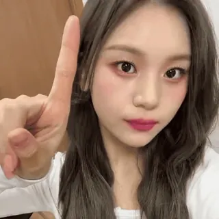 🍔 62a0e239 kpop, asiática, chica, selfi, dedo, arriba telegram sticker
