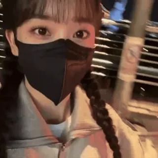 🍈 68e94258 osoba, maska, warkocz, kobieta, portret, na zewnątrz telegram sticker