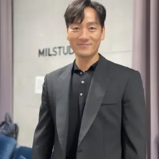 🌟 04c91437 MILSTUDIO mężczyzna, garnitur, aktor, studio telegram sticker