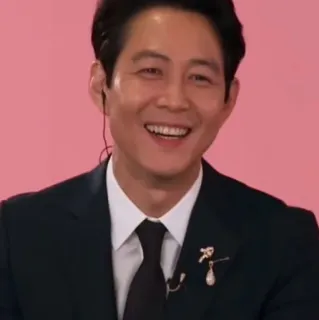 🌟 159f2c81 mężczyzna, garnitur, uśmiech, aktor telegram sticker