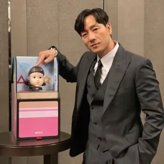 🌟 17b70011 Squid Game Squid Game, lalka, aktor, koreański serial, Netflix telegram sticker