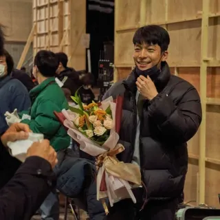 🌟 8637ceaa mężczyzna, kwiaty, bukiet, uśmiechnięty, kurtka puchowa, aktor telegram sticker