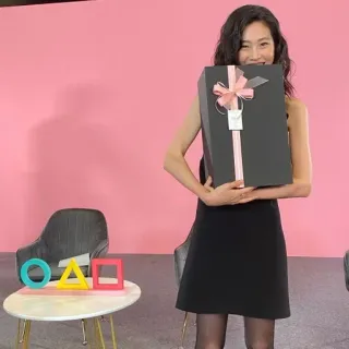 🌟 8790b8dd kobieta, prezent, różowy, sukienka, kształty, kwadrat, koło, trójkąt telegram sticker