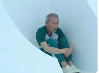 🌟 9937b8e1 Squid Game Koreański dramat, Gra o przetrwanie, stary człowiek, Squid Game, Oh Il-nam telegram sticker