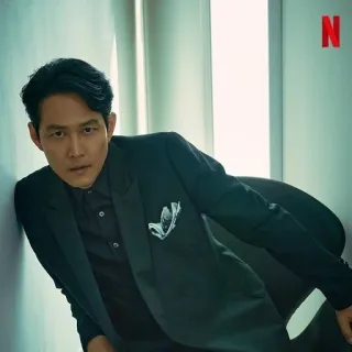 🌟 b1d548c4 Lee Jung-jae Squid Game aktor, mężczyzna, garnitur, koreański, Netflix telegram sticker