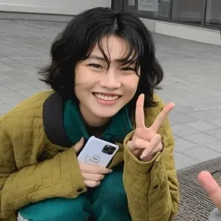 🌟 e36ec084 kobieta, znak pokoju, uśmiechnięta, portret telegram sticker