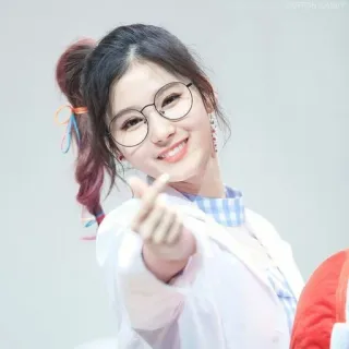 🍭 017bb4ce femme, lunettes, mignon, kpop, asiatique, sourire, coeur avec les doigts, joyeux telegram sticker