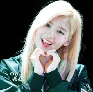 🍭 3eef9d93 femme, portrait, coeur, geste, sourire, mignon, idole telegram sticker