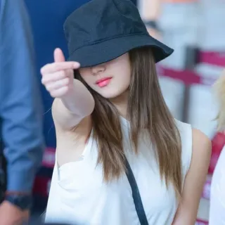 🍭 5d1ab8ff femme, chapeau, mode, portrait, coeur avec les doigts, personne telegram sticker