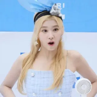 🍭 9157199d femme, blonde, portrait, personne, mignon, fan telegram sticker