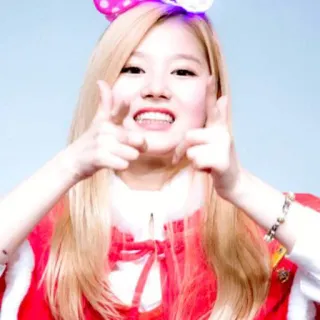 🍭 ac3512c6 femme, blonde, noeud rose, pistolet avec les doigts, souriant, vêtements rouges, geste, idole telegram sticker