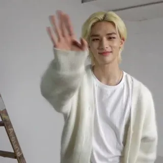 👋 4f417dd3 kpop, korean, hyunjin, stray kids, idol, blonde, wave, male whatsapp sticker