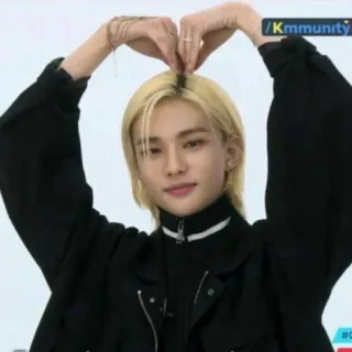 ❤️ bb7caf75 /Kmmunity kpop, idol, heart, portrait, person, celebrity whatsapp sticker