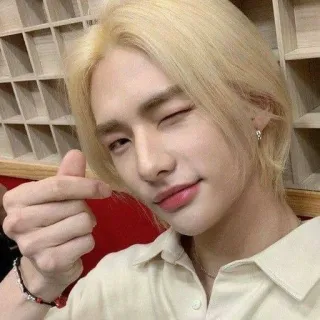 ❤️ e6df95fe kpop, korean, idol, cute, wink, finger heart, blonde, selfie whatsapp sticker