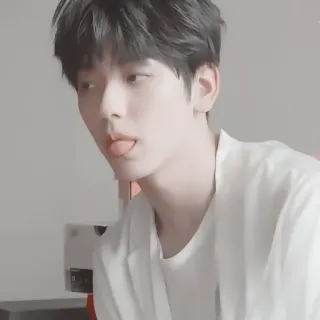 🎧 6f848a8f homem, retrato, língua, asiático, camisa branca, casual, pessoa telegram sticker