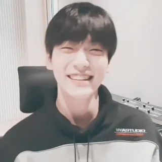 🎧 be6c9b70 WAVESTUDIO pessoa, sorrindo, homem, moletom com capuz telegram sticker